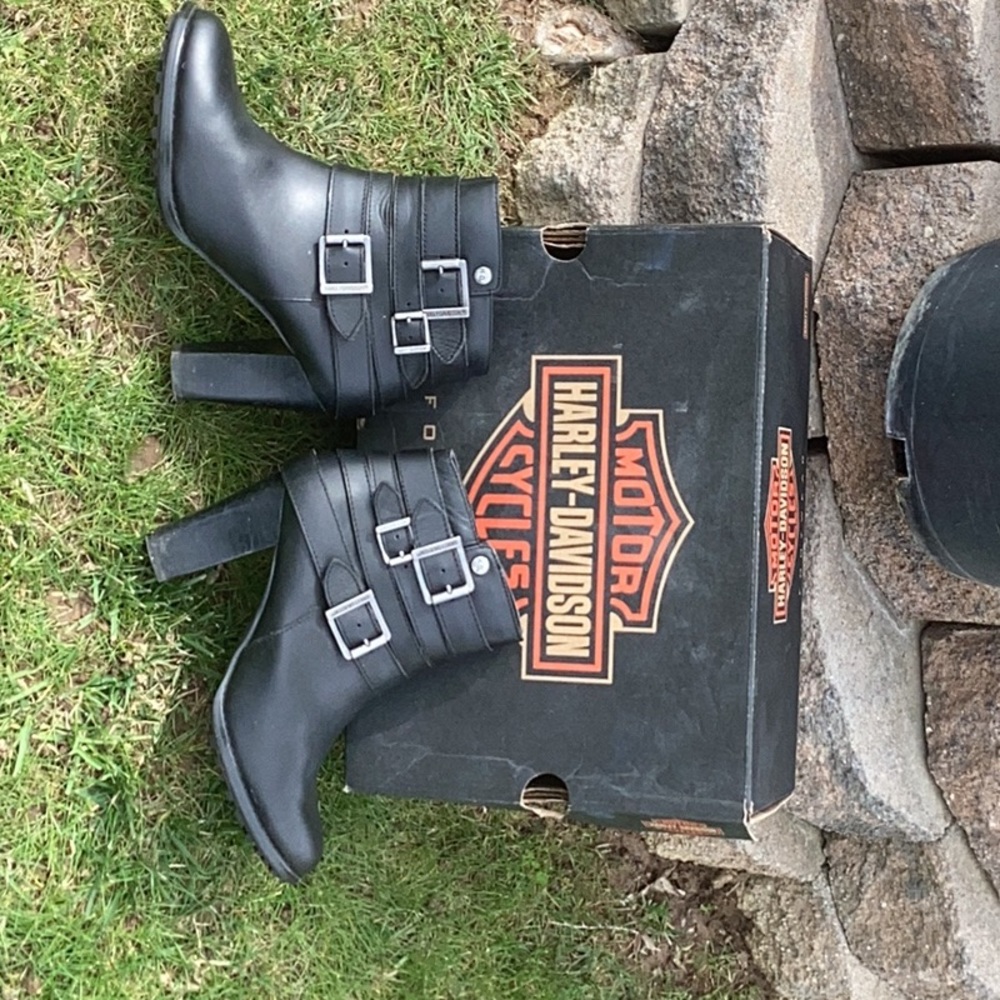 HARLEY-DAVIDSON  women boots size 7.5  beautiful but to small for me